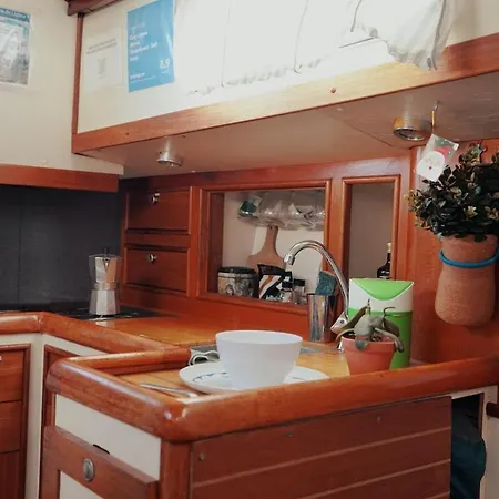 Cozy Marina Sleepaboard - Sail Away Botel Lisbona